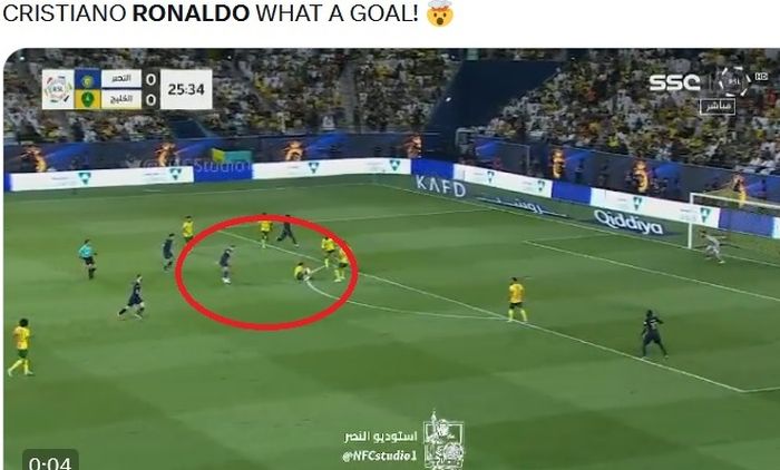 Momen saat Cristiano Ronaldo menggocek pemain Al Khaleej sebelum mencetak gol.