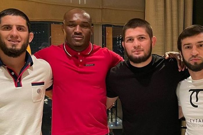 Khabib Nurmagomedov (kedua dari kanan), dan Islam Makhachev (paling kiri) berfoto bersebelahan dengan mantan raja UFC, Kamaru Usman.
