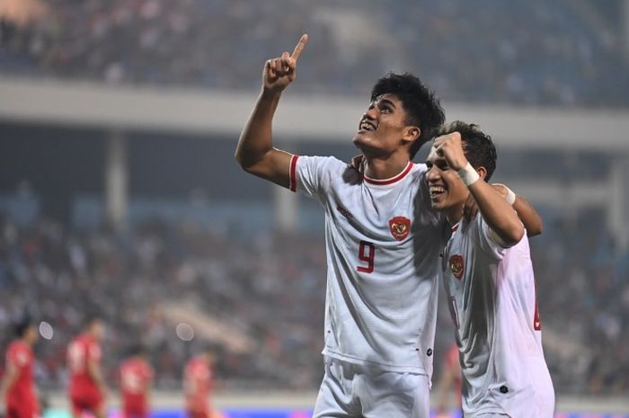 Ramadhan Sananta (kiri) selebrasi dengan Egy Maulana Vikri untuk mencetak gol ketiga Timnas Indonesia kontra Vietnam dalam Kualifikasi Piala Dunia 2026 di Stadion My Dinh, Hanoi, 26 Maret 2024.