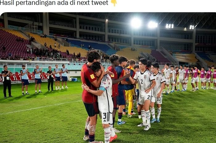 Marc Guiu memeluk pemain Jepang yang menangis usai kekalahan pada babak 16 besar Piala Dunia U-17 2023.