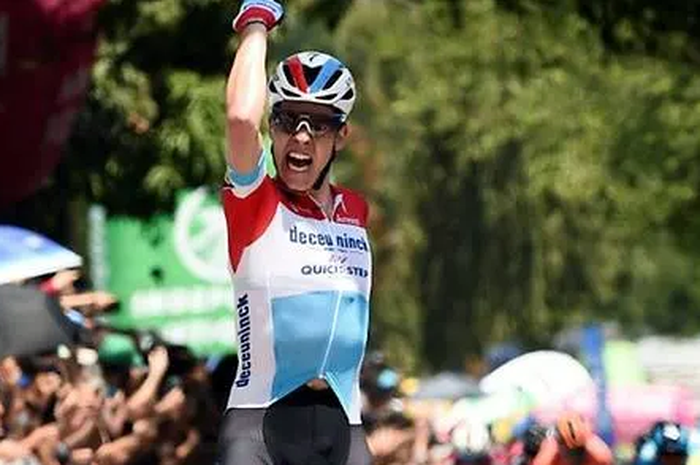 Pembalap sepeda asal Luksemburg, Bob Jungle, melakukan selebrasi usai memenangkan stage keempat di Tour de France (15/2/2019).