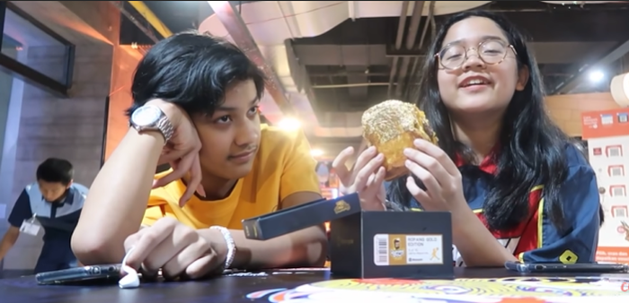 Cinta Kuya santap roti bakar lapis emas