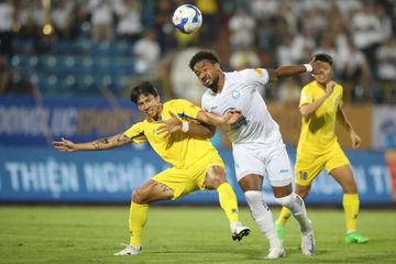 Nguyen Xuan Son (kanan) bersaing ketat dengan pemain Quang Nam dalam Liga Vietnam V-League 1 pada 23 September 2024 yang ditonton langsung Pelatih Timnas Vietnam Kim Sang Sik.