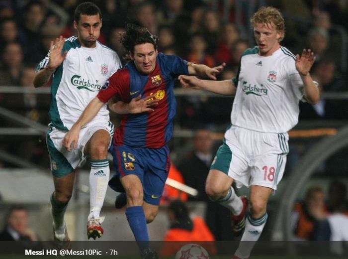 Lionel Messi diapit oleh Dirk Kuyt dan Alvaro Arbeloa sewaktu Barcelona menjamu Liverpool pada babak 16 besar Liga Champions 2006-2007