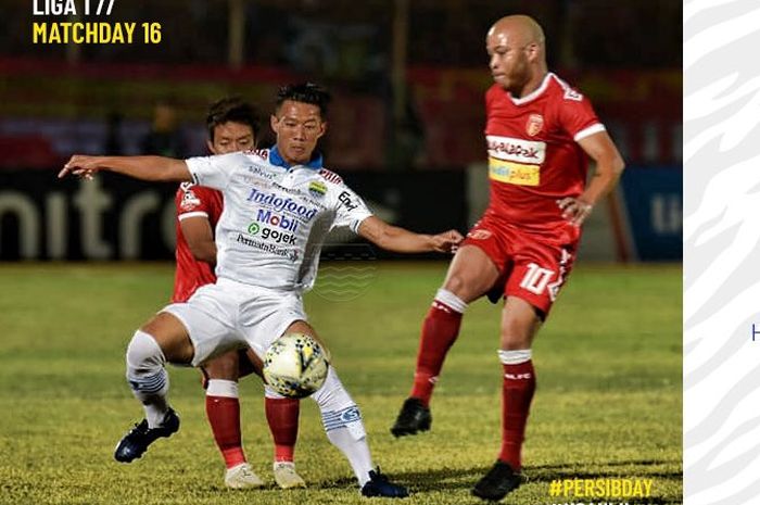 Pemain Persib Bandug, Henhen Herdiana berebut bola dengan gelandang Perseru Badak Lampung FC, Marquinhos, pada pertandingan pekan ke-16 Liga 1 2019.