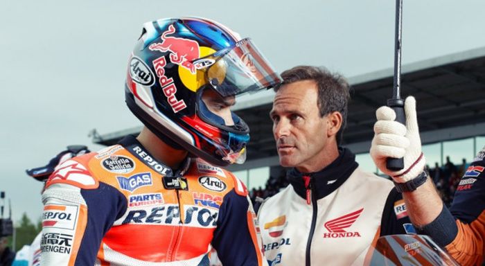Dani Pedrosa (saat masih berhelm Repsol Honda) dan Alberto Puig.