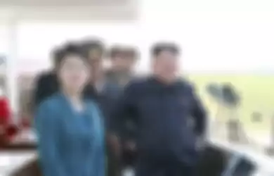 Kim Jong Un bersama sang istri menyaksikan uji coba peluncuran roket.