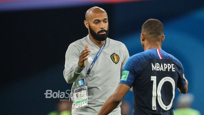 Thierry Henry menyalami Kylian Mbappe usai laga Belgia Vs Prancis pada semifinal Piala Dunia 2018 di