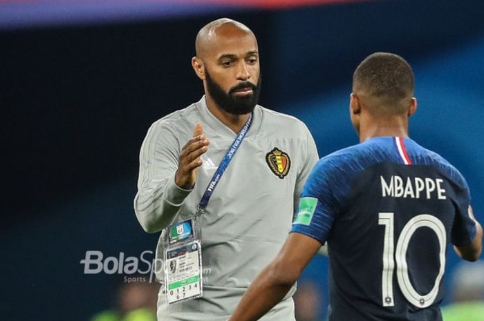 Thierry Henry menyalami Kylian Mbappe usai laga Belgia Vs Prancis pada semifinal Piala Dunia 2018 di