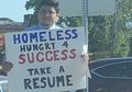 Berdiri di Pinggir Jalan dengan Poster dan Resume untuk Cita-citanya, Pria Ini pun Akhirnya Ditawari 200 Pekerjaan