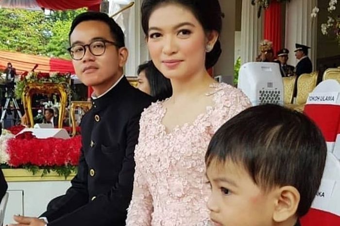 Ekspresi Gibran dan Gaya Mantu Jokowi Jadi Sorotan saat Foto Keluarga! Ada Apa? - Nova