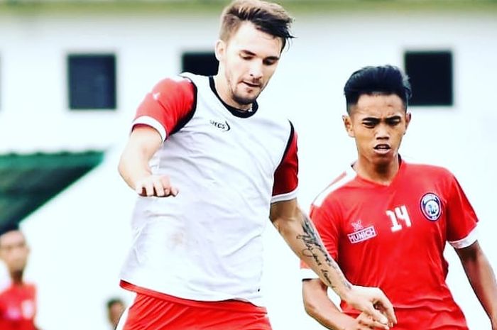 Gelandang asal Uzbekistan, Pavel Smolyachenko, saat mengikuti sesi latihan bersama Arema FC pada 11 April 2019.