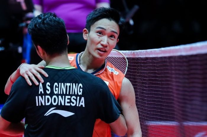 Pebulu tangkis tunggal putra Indonesia, Anthony Sinisuka Ginting, dan Kento Momota saling berpelukan seusai menjalani laga final BWF World Tour Finals 2019 di Tianhe Gymnasium, Guangzhou, China, Minggu (15/12/2019).