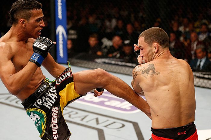 Charles Oliveira (kiri) mengalami kekalahan dari satu-satunya lawan yang membuatnya gentar di UFC 162 (6/7/2013).
