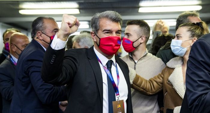 Joan Laporta merayakan kemenangannya di pemilihan presiden ke-14 Barcelona di Stadion Camp Nou pada Minggu (7/3/2021).