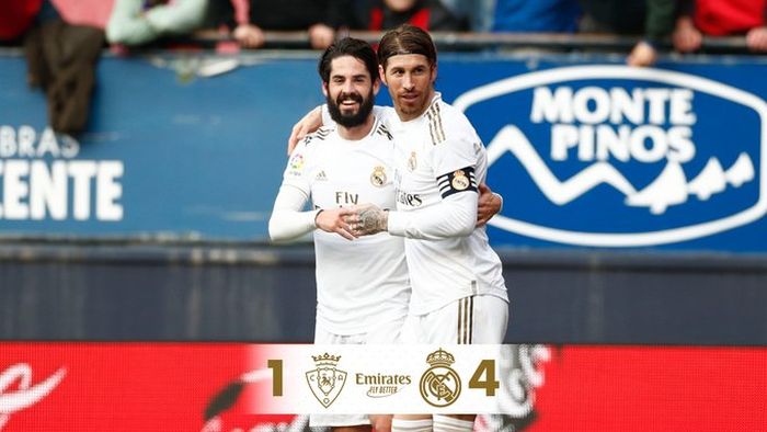 Isco dan Sergio Ramos merayakan kemenangan Real Madrid atas Osasuna, Minggu (9/2/2020).