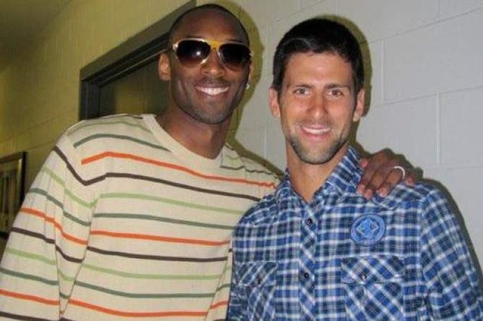 Petenis putra Serbia, Novak Djokovic (kanan), bersama Kobe Bryant