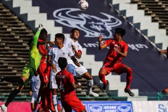 Timnas U-22 Indonesia menghadapi Timnas U-22 Myanmar pada laga pertama Grup B Piala AFF U-22 2019 di Stadion Olimpiade, Phnom Penh, Kamboja, Senin (18/2/2109). 