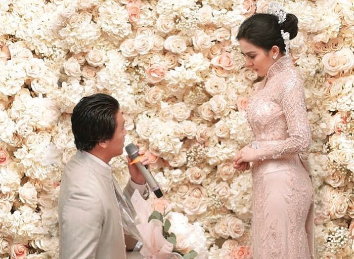 Detail Lamaran Syahrini dan Reino Barack Dari Gaun Hingga Makeup yang Curi Perhatian