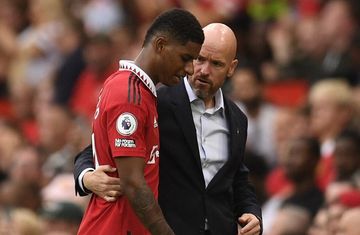 Erik ten Hag berbicara dengan Marcus Rashford dalam duel Manchester United vs Arsenal.