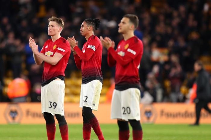 Para pemain Manchester United memberikan tepuk tangan kepada para pendukung usai kekalahan dari Wolverhampton