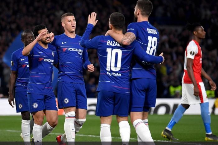 Para pemain Chelsea merayakan gol yang dicetak oleh Olivier Giroud ke gawang Slavia Praha pada pertemuan kedua perempat final Liga Europa