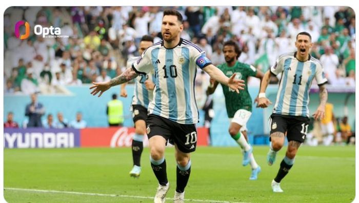 Lionel Messi mencetak gol penalti pada laga Argentina vs Arab Saudi.
