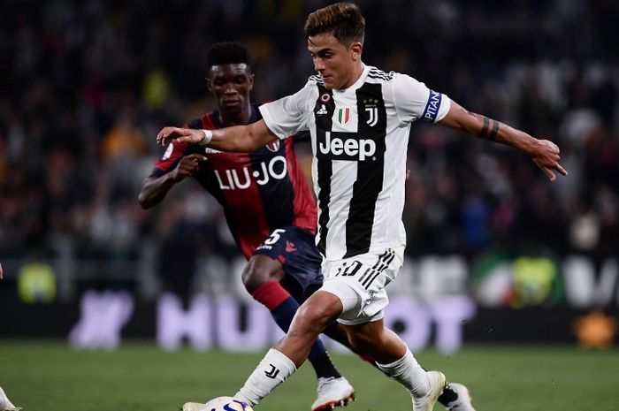 Paulo Dybala melewati pemain Bologna, Ibrahima Mbaye, pada laga Serie A 2018/19 di Allianz Stadium.