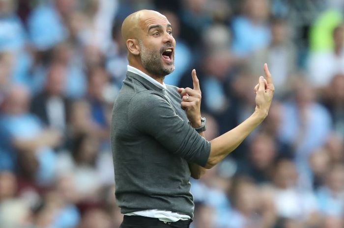 Pep Guardiola memberikan instruksi kepada pemain Manchester City saat menjamu Newcastle di Etihad St