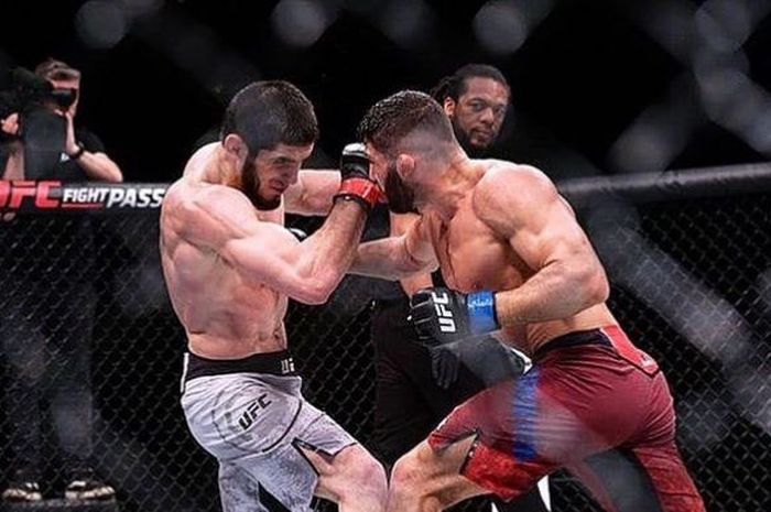 Momen duel Islam Makhachev (kiri) dengan Arman Tsarukyan pada jadwal UFC beberapa tahun silam (21/4/2019).