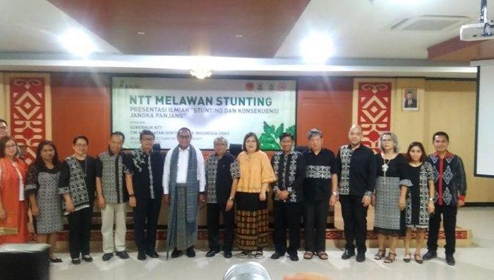 Wagub NTT, Josef A. Nae Soi pose bersama Ikatan Dokter Anak Indonesia (IDAI) NTT, IDAI Jawa Timur dan Managing Director Kalbe Nutritionals pada acara audensi tentang stunting di Aula Fernandez, Kantor Gubernur NTT, Selasa (11/2/2020).  