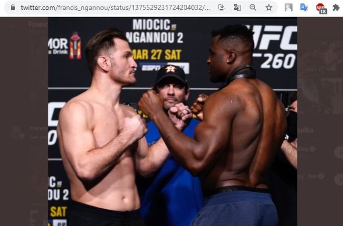 Ketika Stipe Miocic (kiri) dan Francis Ngannou (kanan) saling melakukan staredown jelang bertarung pada UFC 260.