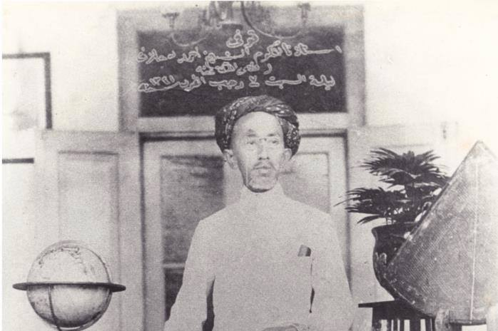Karena jasanya dalam bidang pendidikan dan sosial, KH Ahmad Dahlan, pendiri Muhammadiyah, digelari Pahlawan Nasional oleh Pemerintah Indonesia.
