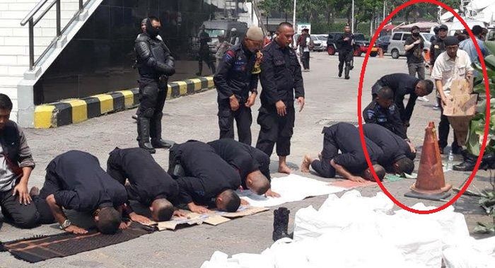 Aksi 22 Mei: Simpatik Lihat Personel Brimob Salat di Aspal Jalan, Warga Diam-diam Letakan Alas untuk Ibadah Petugas
