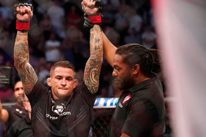 Petarung kelas ringan, Dustin Poirier, kala dinyatakan menang atas Conor McGregor pada UFC 264 lalu (11/7/2021).