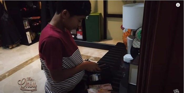 Betrand Peto mengambil uang Rp 500 Ribu dari dompet Ruben Onsu.