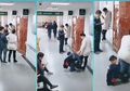 Lelaki Ini Rela Menjadi Budak Cinta Sampai Mau Dijadikan Kursi Oleh Seorang Wanita, Ternyata Ini Alasan Sebenarnya, Membuat Hati Semua Wanita Meleleh