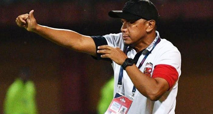 Pelatih Madura United, Rahmad Darmawan, memberikan instruksi kepada timnya saat menjamu Persiraja Banda Aceh, Senin (9/3/2020).