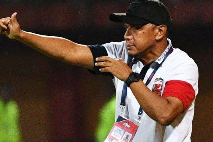 Pelatih Madura United, Rahmad Darmawan, memberikan instruksi kepada timnya saat menjamu Persiraja Banda Aceh, Senin (9/3/2020).