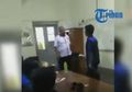 Bukannya Mengajarkan yang Baik kepada Para Muridnya, Kedua Guru Ini Malah Adu Jotos di Depan Kelas! Rupanya Berawal dari Hal yang Sepele