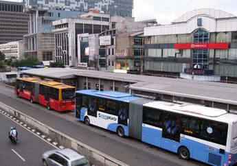 Bangkai Bus Transjakarta Berkumpul di Ciputat. Foto-foto Ini Buktinya