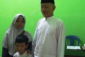 Kakek Acun harus mengumpulkan keberanian saat melakukan sunat di usia senja, niatnya dapat dukungan sang istri hingga langsungkan pindah keyakinan.