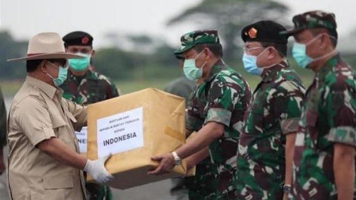 Prabowo Subianto menerima secara simbolis APD dari Tiongkok di Bandara Halim Perdana Kusuma, Makasar, Jakarta Timur, Senin (23/3/2020). 