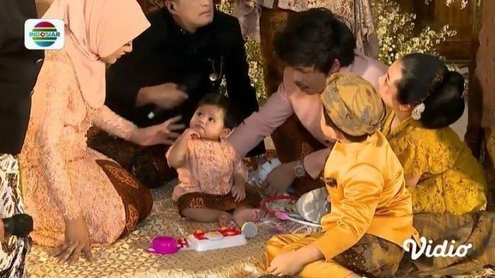 Ameena Hanna Nur Atta menjalani ritual Tedak Siten