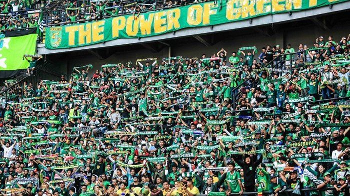 Puluhan ribu Bonek memenuhi tribun Stadion Gelora Bung Tomo