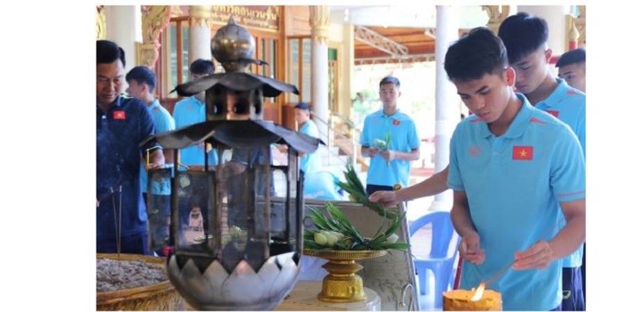 Potret Seriusnya Timnas U-23 Vietnam Ibadah di Tempat Sakral Thailand