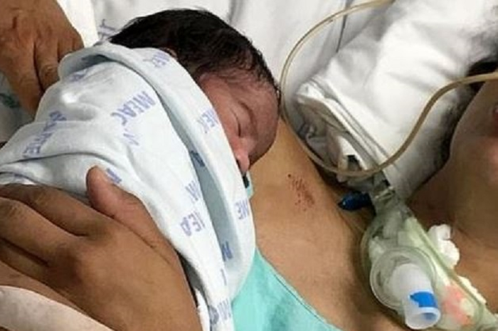 Amanda da Silva koma selama 23 hari. Namun dia mulai sadar dari koma setelah bayinya diletakkan di dadanya.