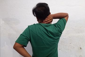 Cara menurunkan kadar kolesterol tinggi dengan melakukan gaya hidup sehat.
