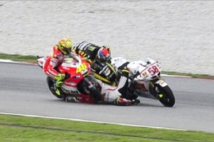 Kejadian mengerikan di MotoGP Malaysia 2011, saat Marco Simoncelli kehilangan traksi di Tikungan 11 kemudian terlindas oleh Colin Edwards dan juga sahabatnya, Valentino Rossi