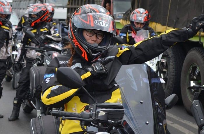 Uky Andaresta rider wanita di atas Suzuki Bandit